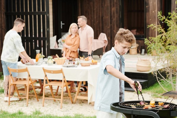 Familie-beim-Grillen